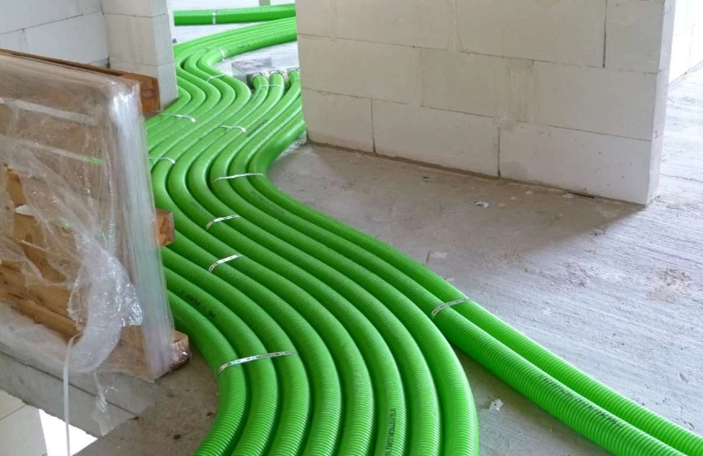 Zielone rury na podłodze